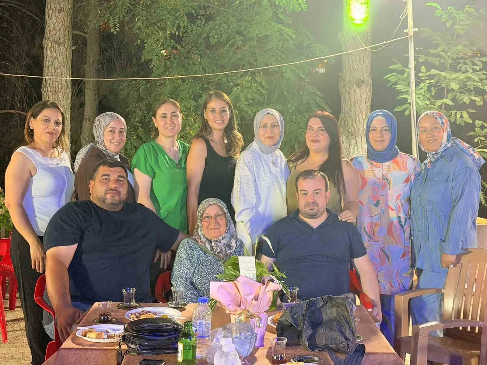 Çocukluk arkadaşları 28 yıl sonra aynı sofrada buluştu: Zaman tünelinde nostaljik yolculuk