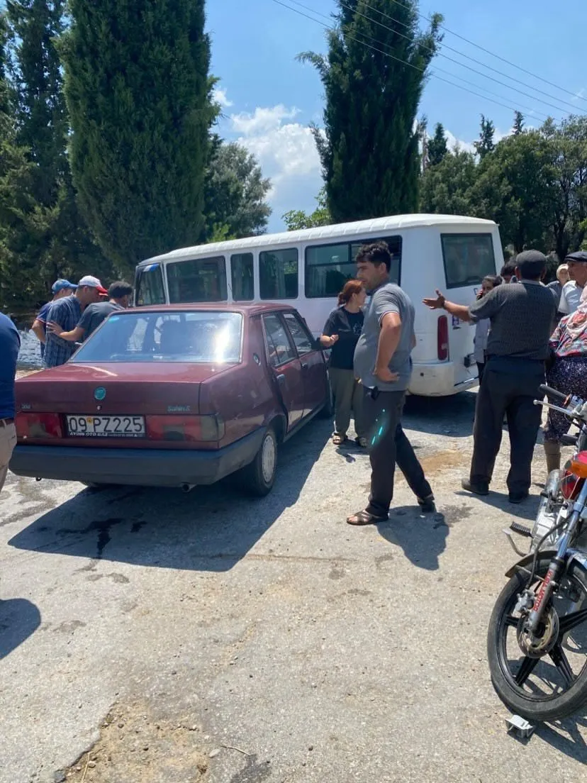 Bozdoğan yolunda korkutan çarpışma: İşçi servisi ile otomobil birbirine girdi