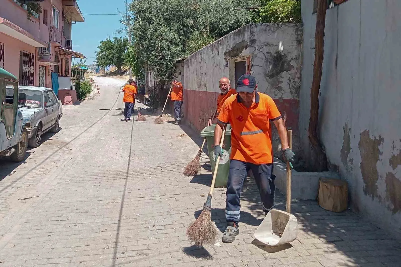 Efeler'de bahar temizliği mesaisi: Sokaklar pırıl pırıl oldu