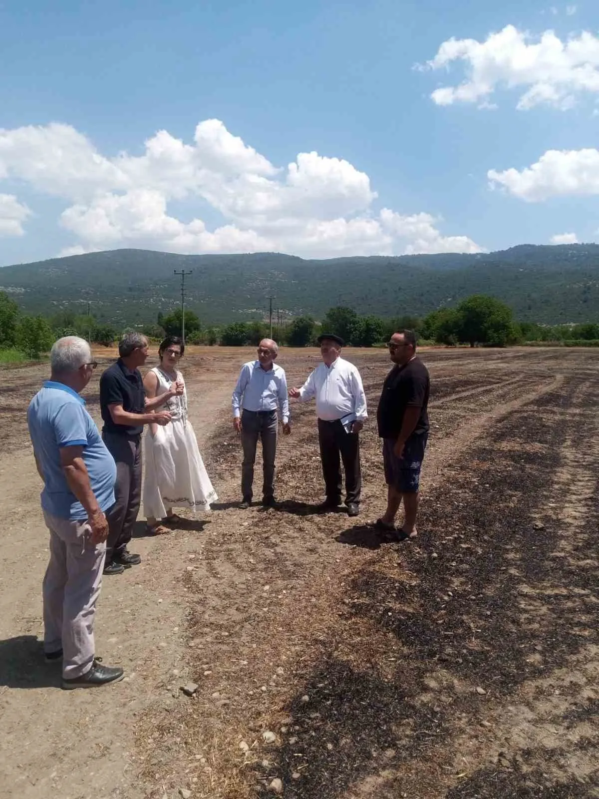Menteşe’de yangın şoku: 14 ton saman küle döndü, Başkan Baştuğ olay yerinde