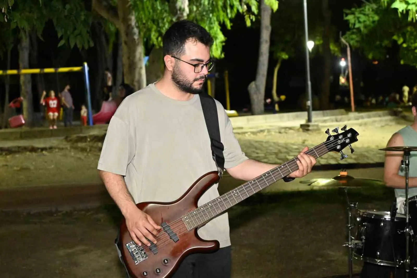 Manisa'da parklar sahneye dönüştü: Akustik rüzgarlar esti