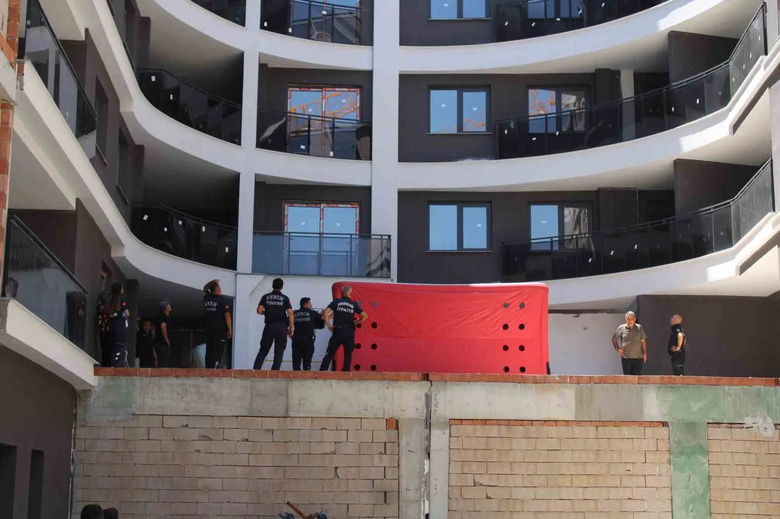 Efeler'de korku dolu anlar: İnşaatın tepesinden ailesi indirdi
