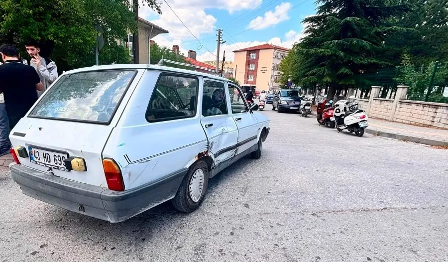 Tavşanlı’da kavşak kazası: Motosikletli sürücü hastanelik oldu