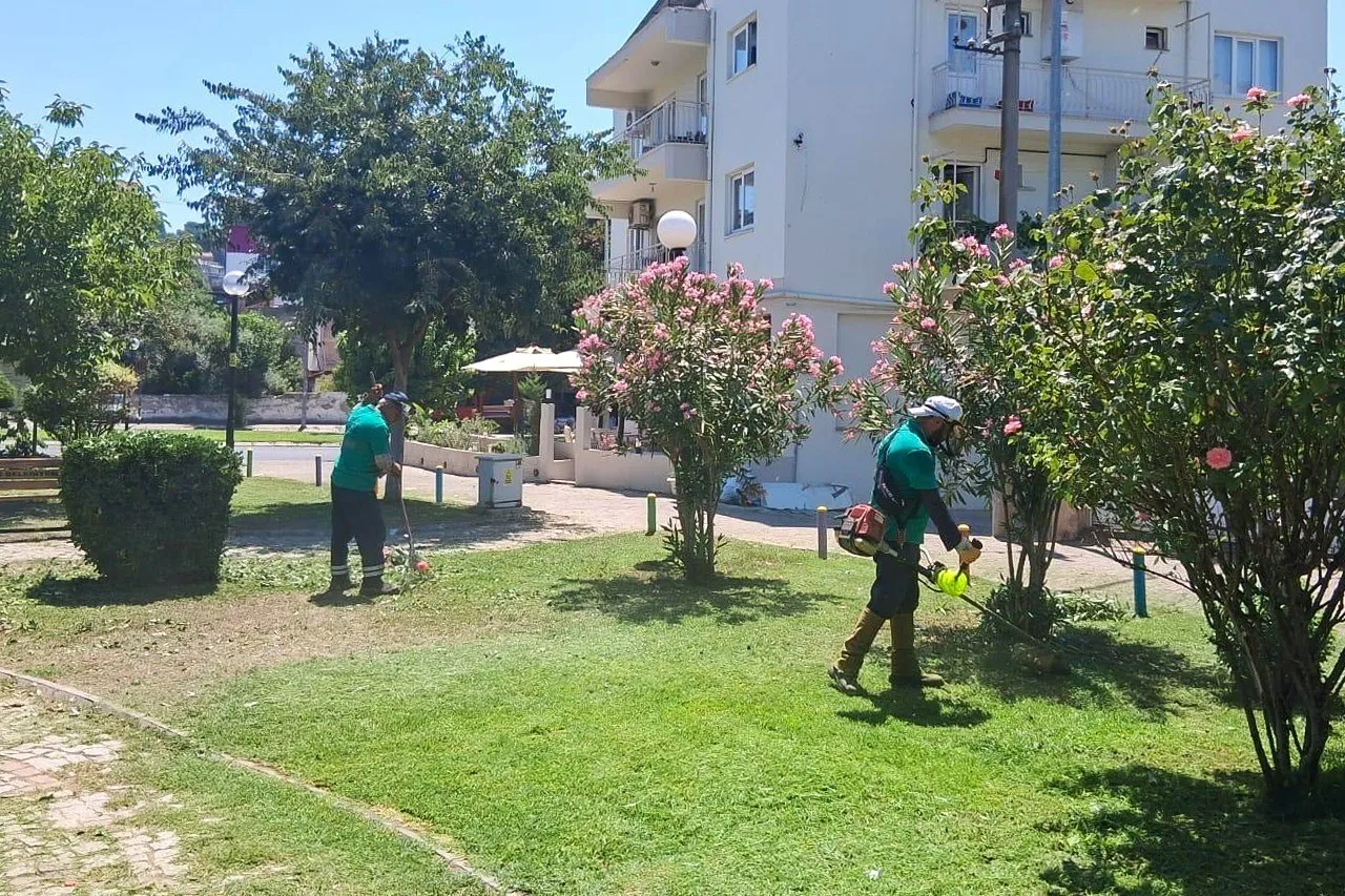 Efeler’de yeşil seferberlik: Parklar yaza hazırlanıyor