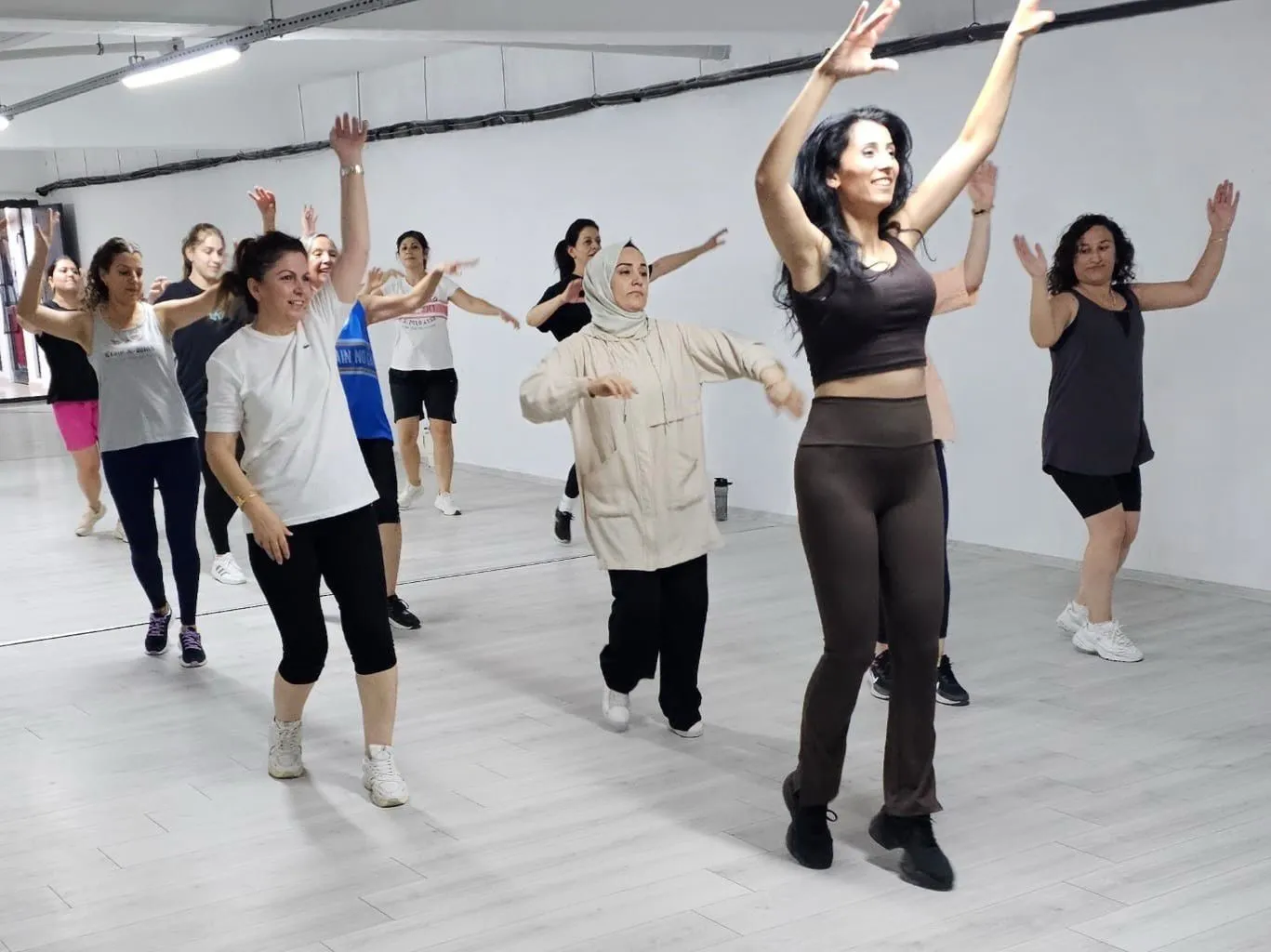 Turgutlu'da spor rüzgarı: Kadınlar zumba ve pilatesle form tutuyor