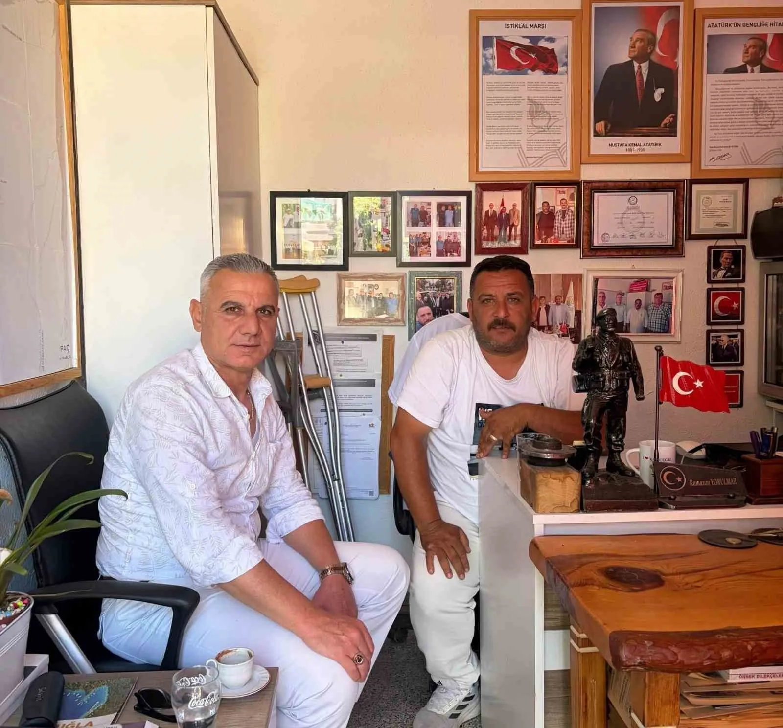 Hizmet aşkı engel tanımıyor: Ayağı alçıda olmasına rağmen sahadan ayrılmadı