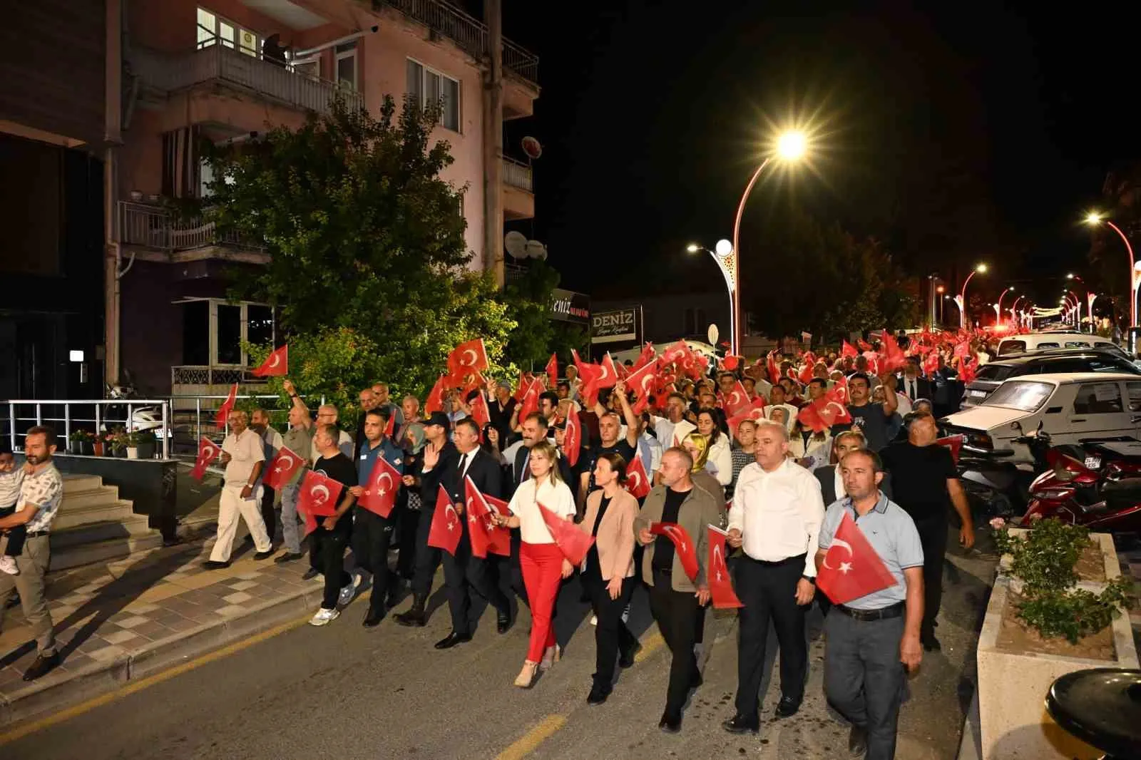Demirci’de 15 Temmuz ruhu: Kahramanlık ezgileri meydanları inletti