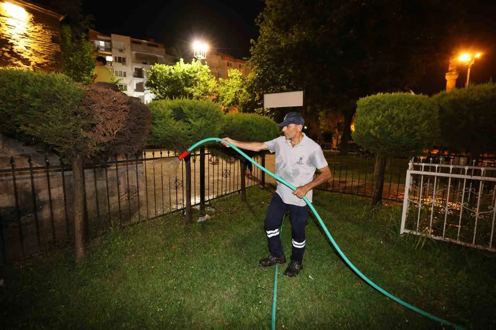 Şehzadeler'de yeşil alanlar için mesai saati değişti: Artık gece sulanıyor