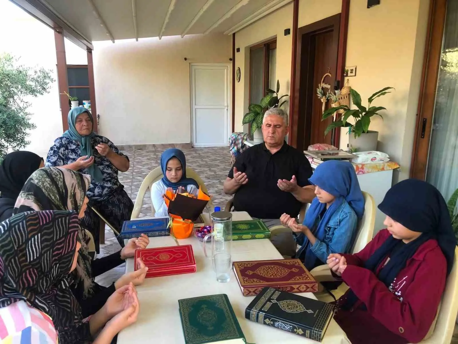 Minik ellerden vefa ziyareti: Kıbrıs gazisinin evinde duygusal anlar