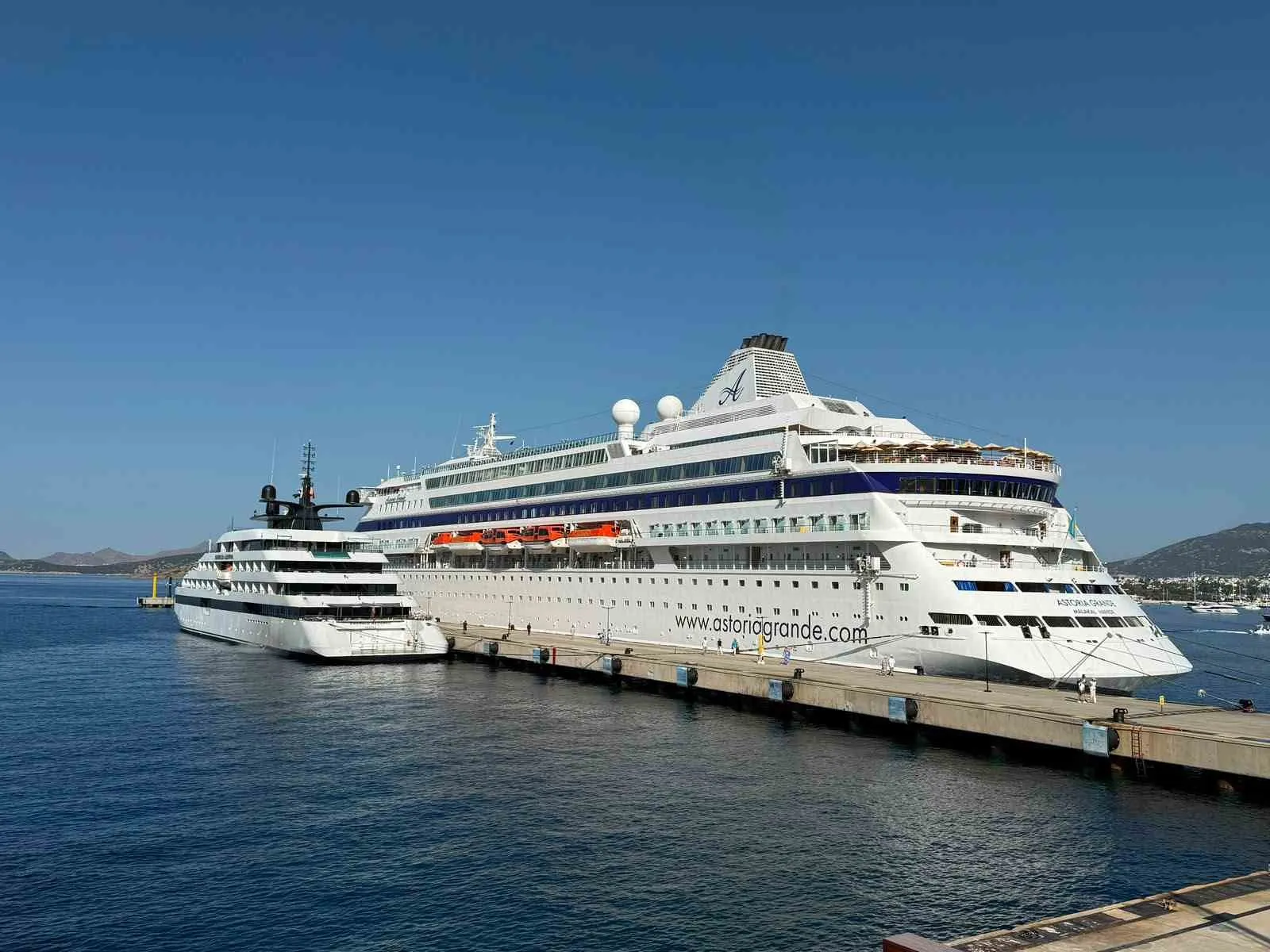 Bodrum limanlarında kruvaziyer hareketliliği: İki dev gemi aynı anda demirledi