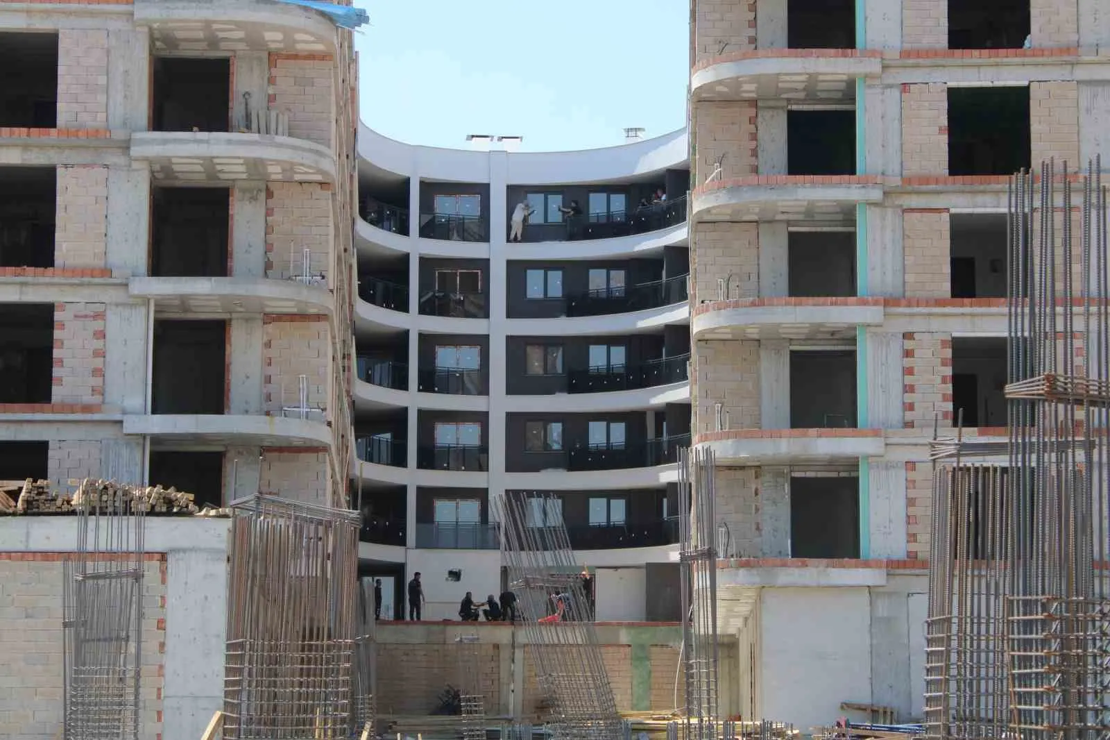 Efeler'de korku dolu anlar: İnşaatın tepesinden ailesi indirdi