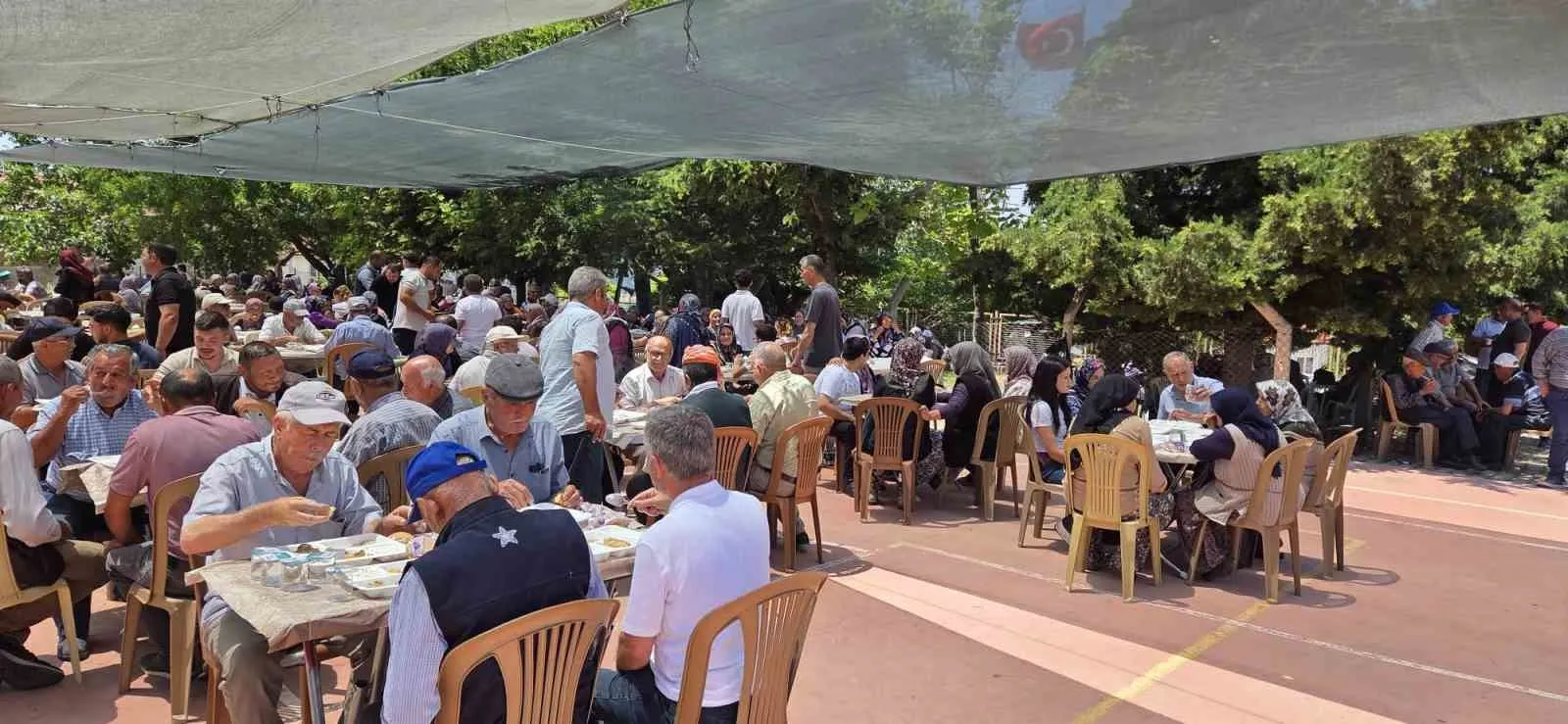 Manisa Beğel’de dev sofralar kuruldu: 2 bin kişi aynı gönülde buluştu