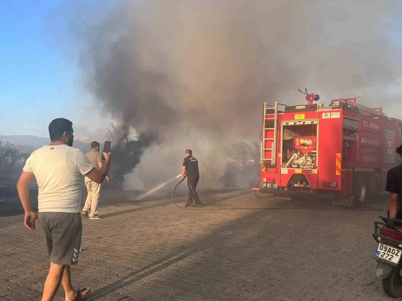 Efeler'de korku dolu anlar: Alevlerin sardığı ağıldaki hayvanları son anda kurtardılar