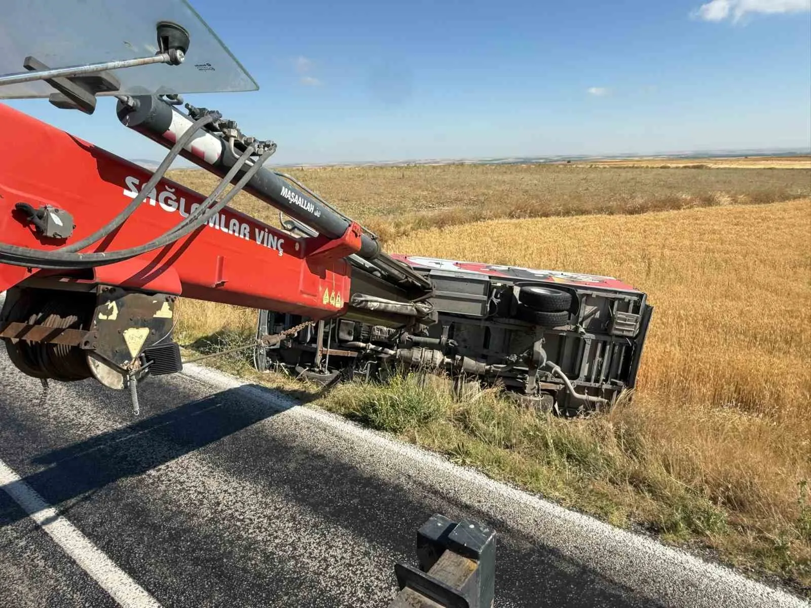Afyonkarahisar'da dondurma taşıyan araç şarampole uçtu: Yollar buz kesti