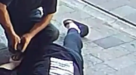 Vicdansızlığın böylesi: Bayılan gencin cüzdanını böyle gasp etti