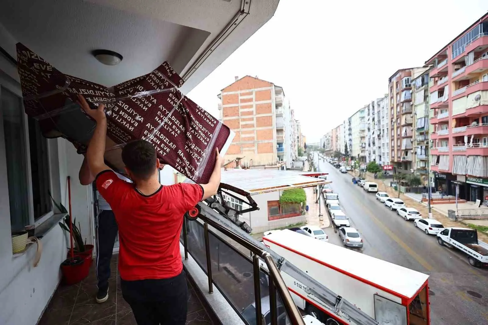 Denizli'de dar gelirli ailelerin taşınma yükünü belediye üstlendi: 2,2 milyon liralık can suyu