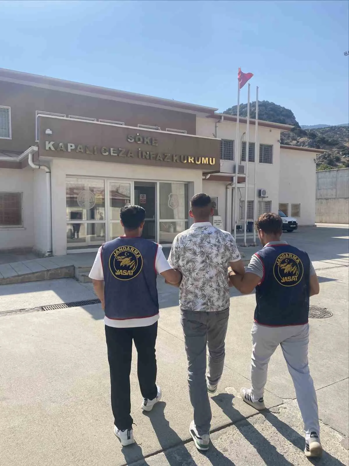 Aydın'da jandarmadan zehir tacirlerine geçit yok: İki ilçede operasyon