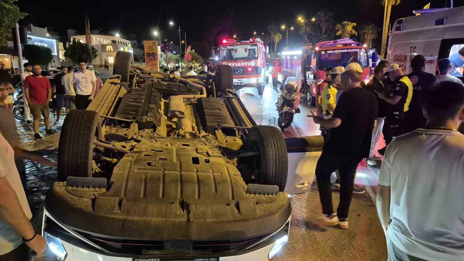 Bodrum’da sabah saatlerinde dehşet anları: Kavşakta devrilen araçta sıkıştı