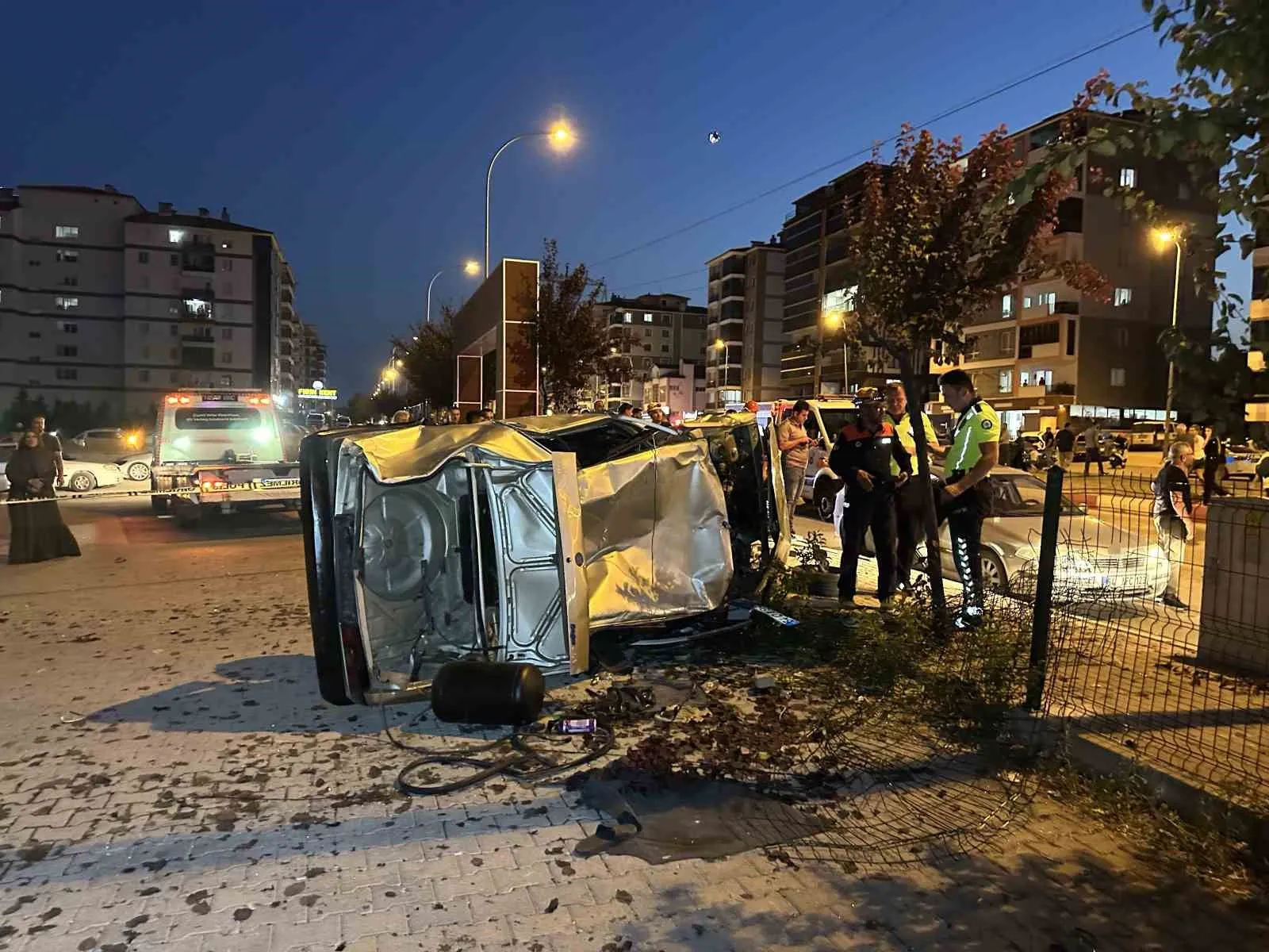 Uşak’ta saniyelerle ölçülen facia: Otomobil yayaların arasına daldı