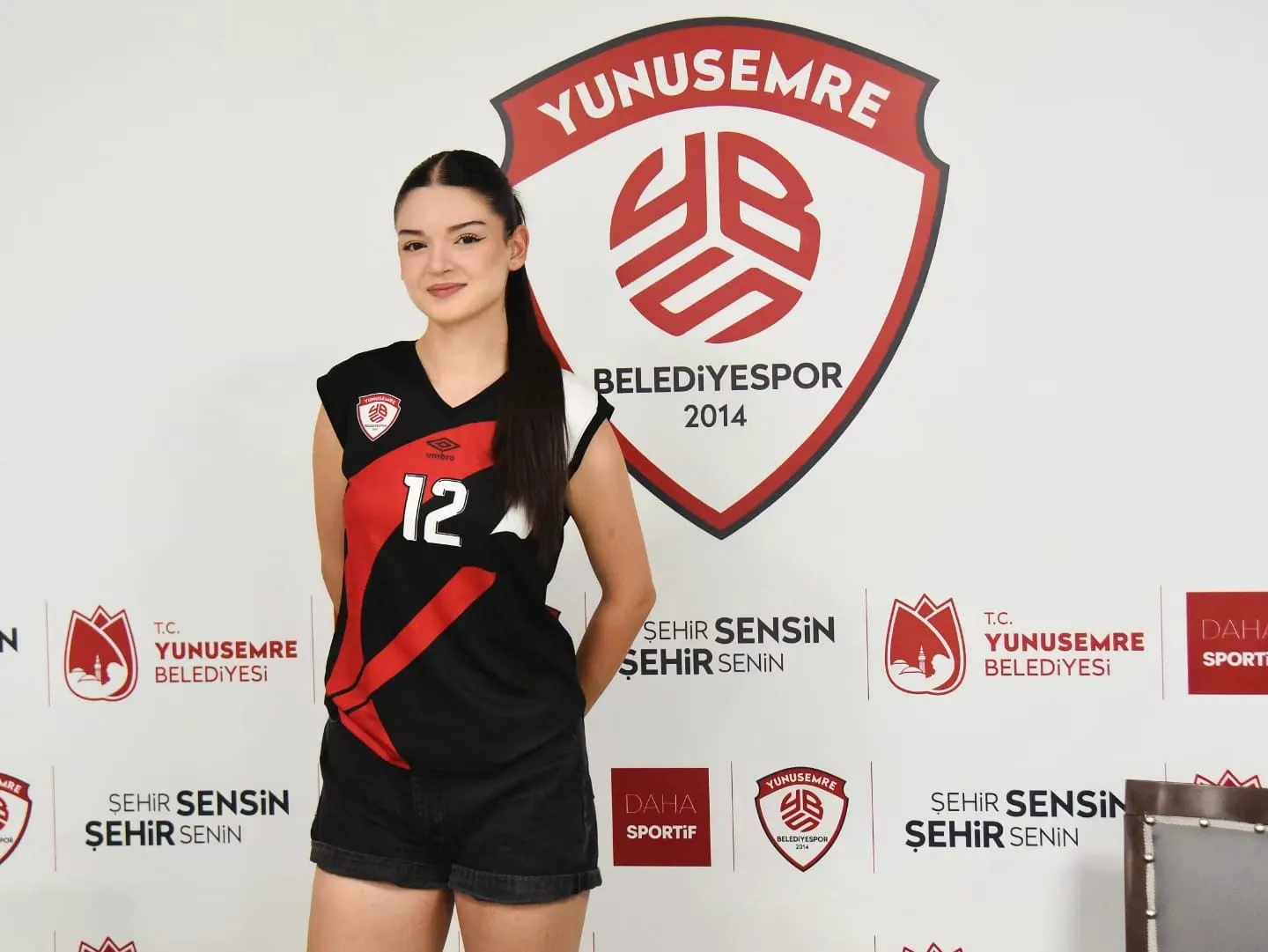 Yunusemre Belediyespor'da imza mesaisi: Genç yıldıza güven tazelediler