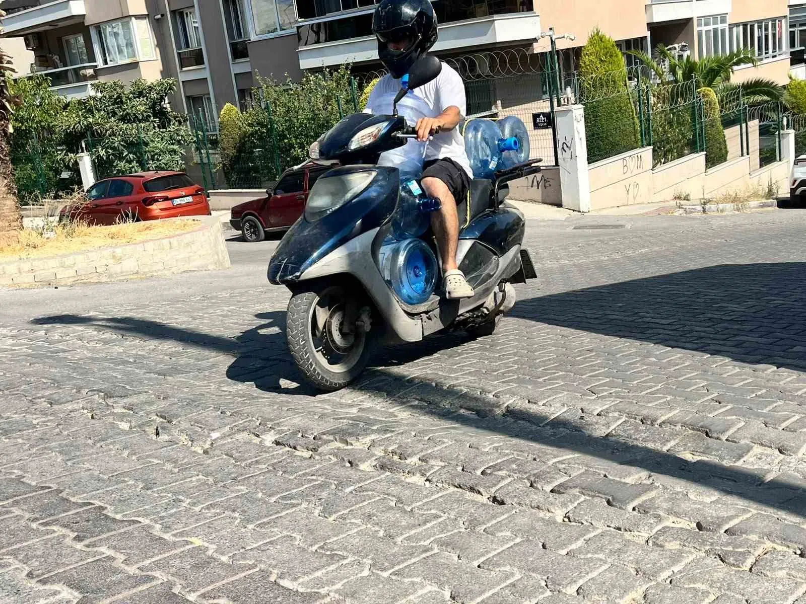 Yolda çukurdan kaçan kuryeye dehşet dolu anlar: Çocuğunun gözü önünde tekme tokat saldırdı