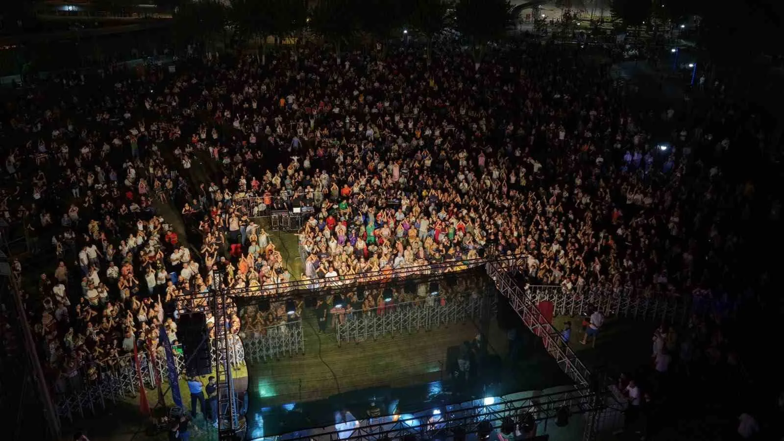 Çelik rüzgarı Aydın’ı salladı: Tekstil Park’ta müzik ziyafeti