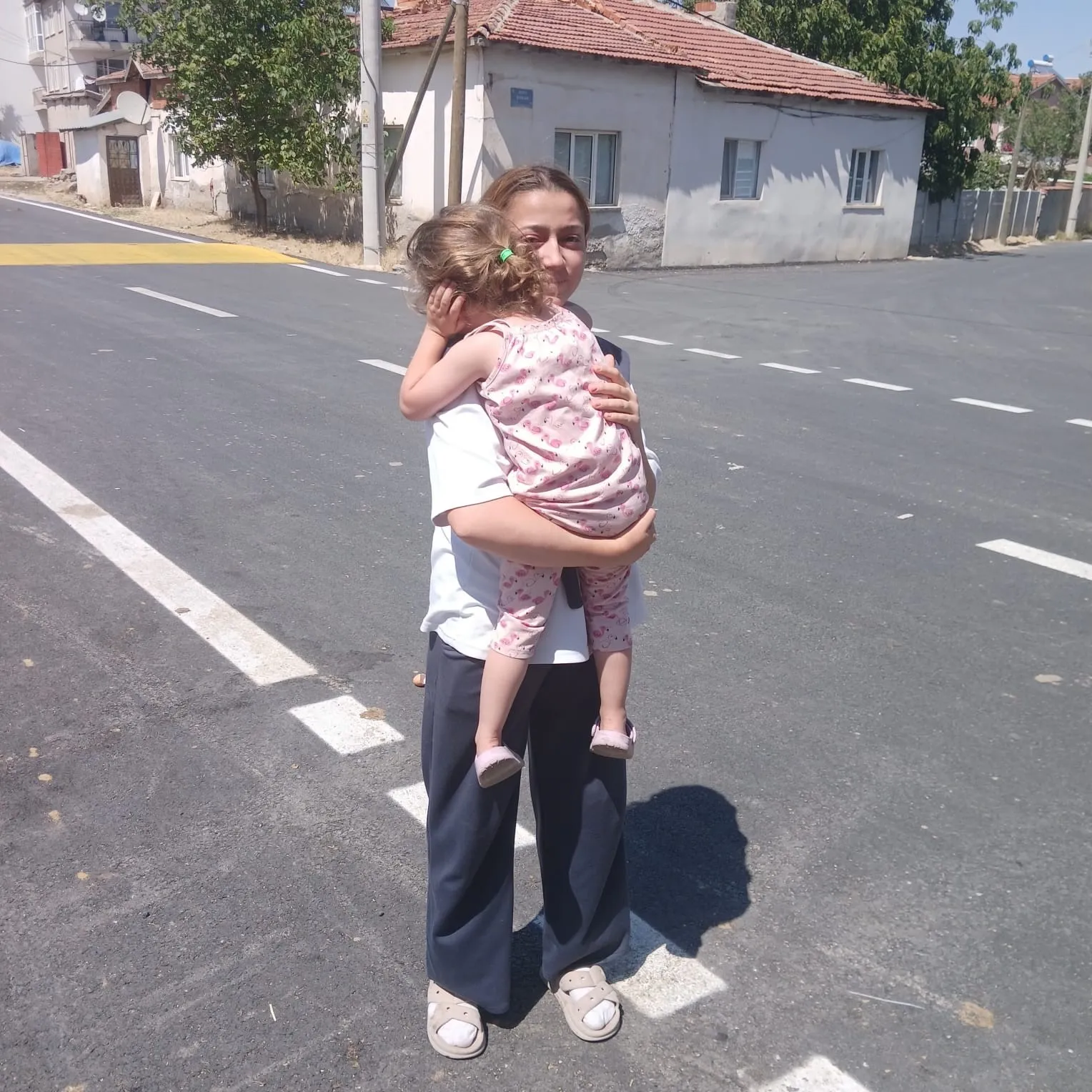 Düğün salonunda korku dolu anlar: Minik çocuğun başı demir kapıya sıkıştı
