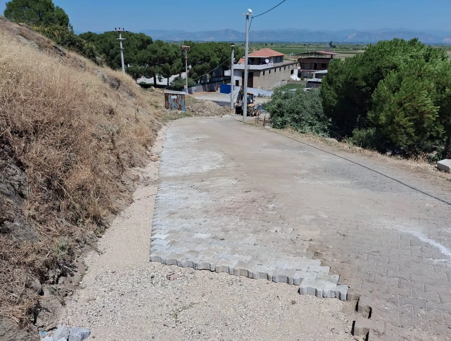 Koçarlı'da ulaşım seferberliği: Şahinciler'de yollar genişliyor