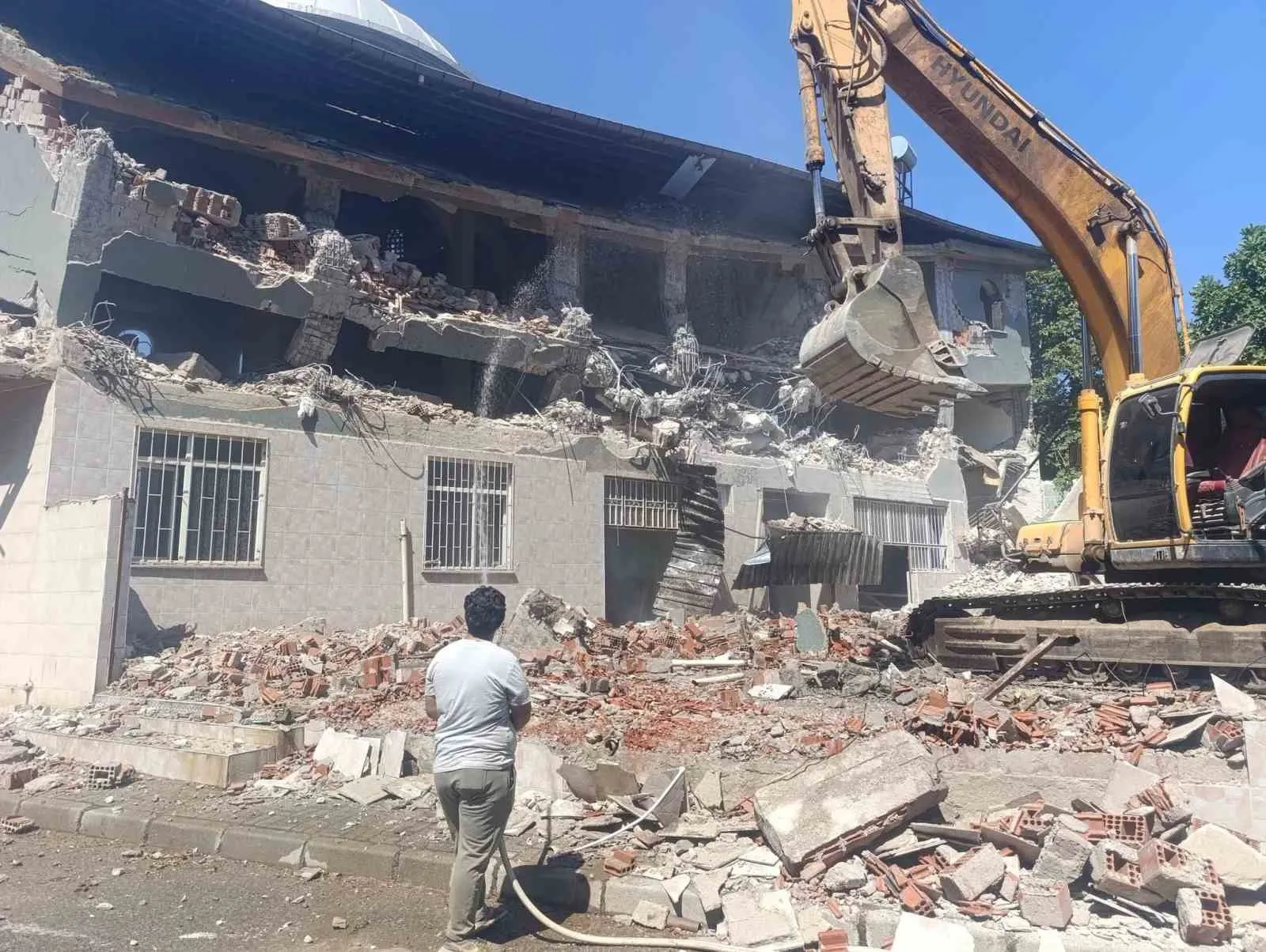 Salihli'de tehlike saçan cami için yıkım kararı uygulandı