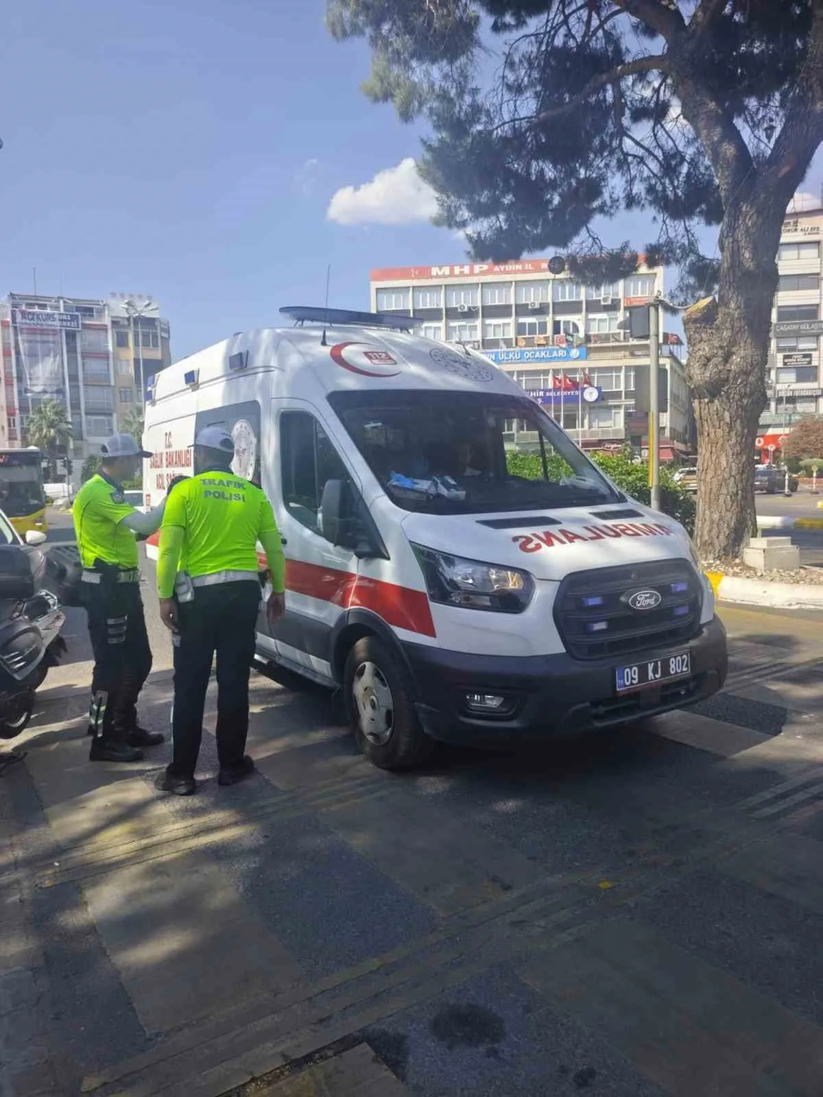 Efeler'de korkutan kaza: Sıkıştırılan motosikletli metrelerce sürüklendi