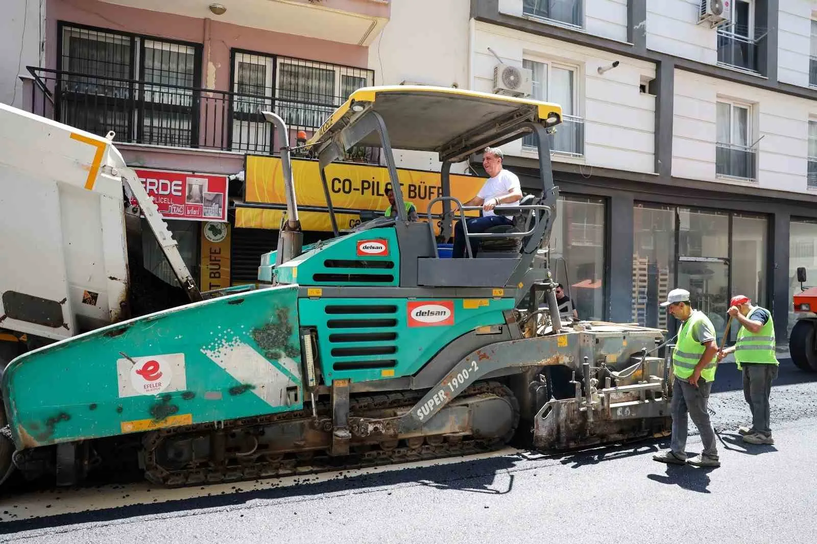 Efeler’de asfalt mesaisi: Başkan Yetişkin’den saha turu