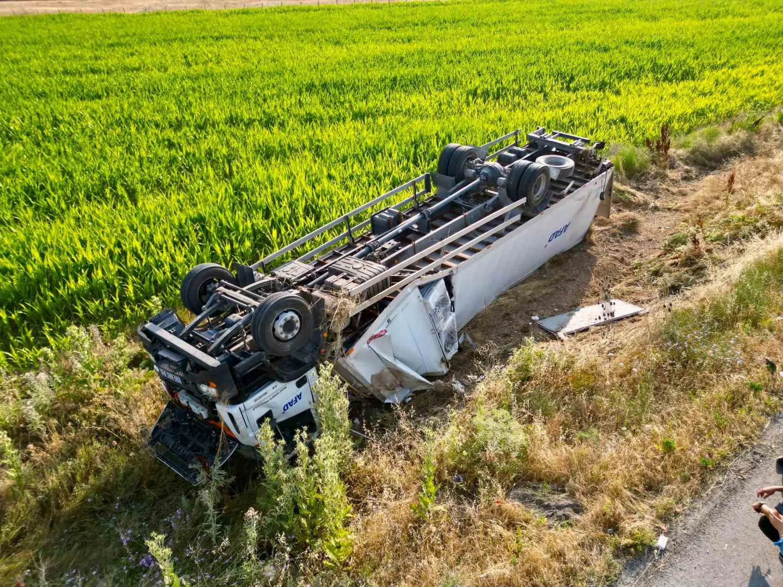 Afyonkarahisar yolunda AFAD tırı kaza yaptı: 2 yaralı
