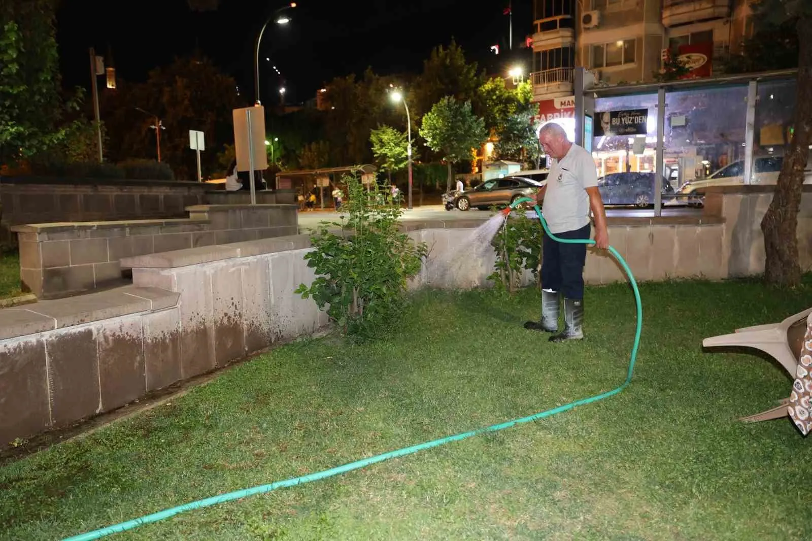 Şehzadeler'de yeşil alanlar için mesai saati değişti: Artık gece sulanıyor