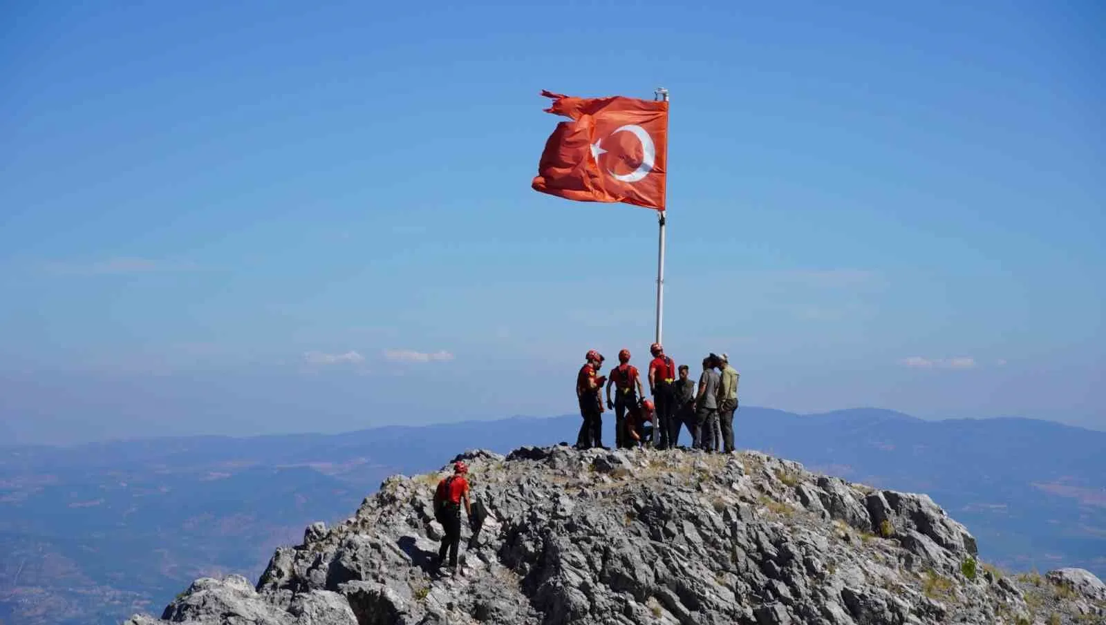Spil Dağı’nın zirvesinde 15 Temmuz nöbeti: Şanlı bayrak dualarla yükseldi