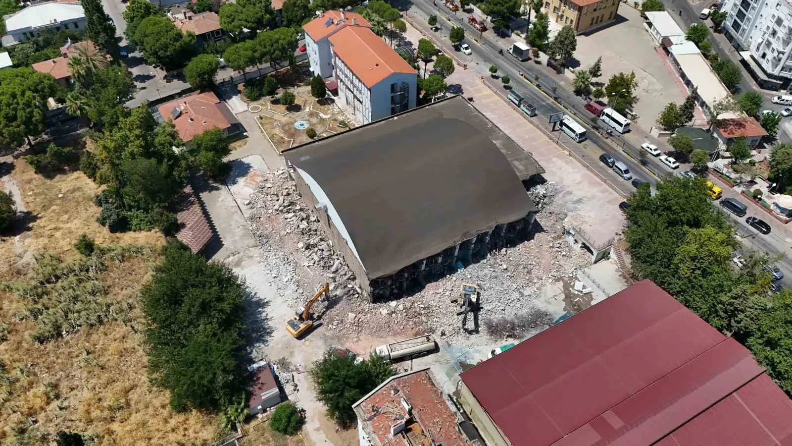 Aydın’da hüzünlü veda: 65 yıllık spor mabedinde kepçeler çalışmaya başladı