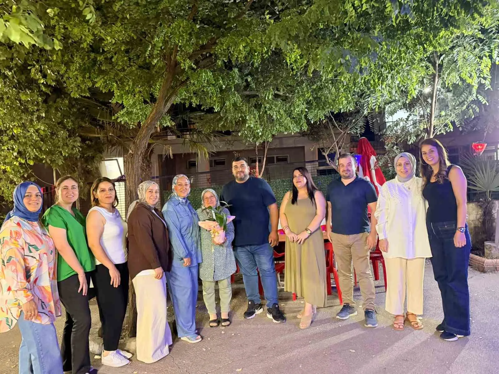 Çocukluk arkadaşları 28 yıl sonra aynı sofrada buluştu: Zaman tünelinde nostaljik yolculuk