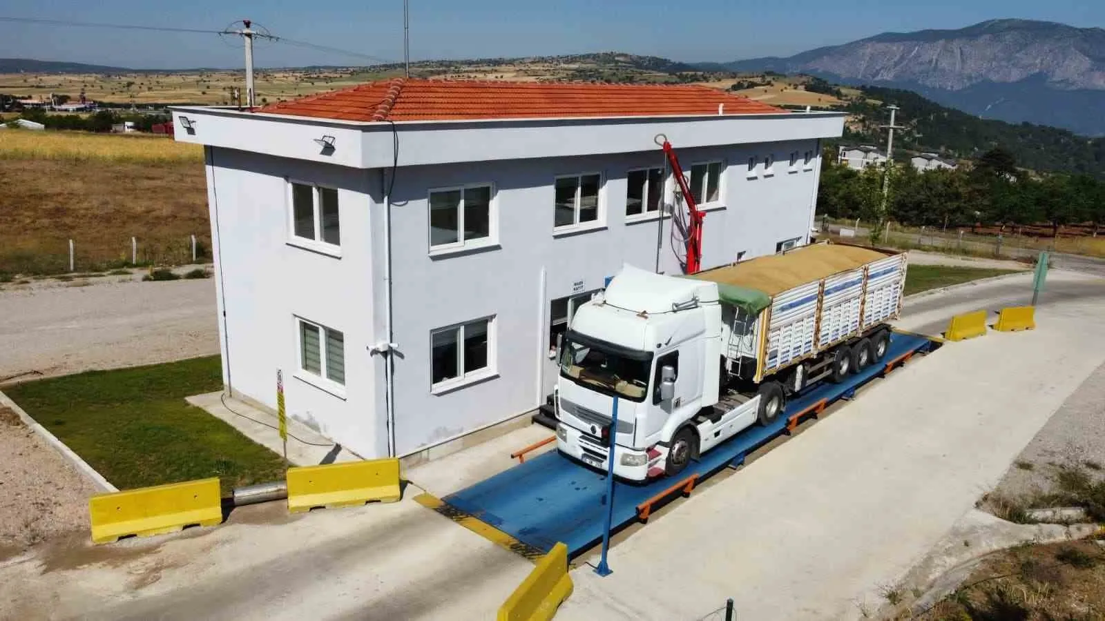 Denizli çiftçisinin hasat telaşı bitti: 45 bin tonluk dev koruma kalkanı