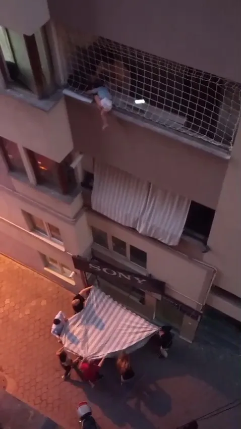 Denizli'de nefes kesen kurtarma: Balkonda asılı kalan yavrusunu bırakmadı