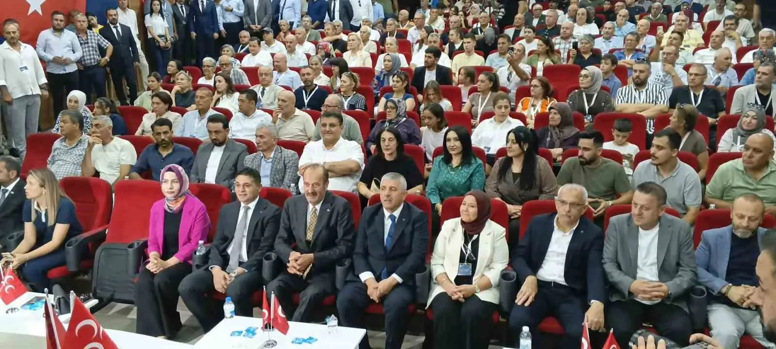 Aliağa siyasetinde istikrar mesajı: Nuray Aydemir yeniden başkan seçildi