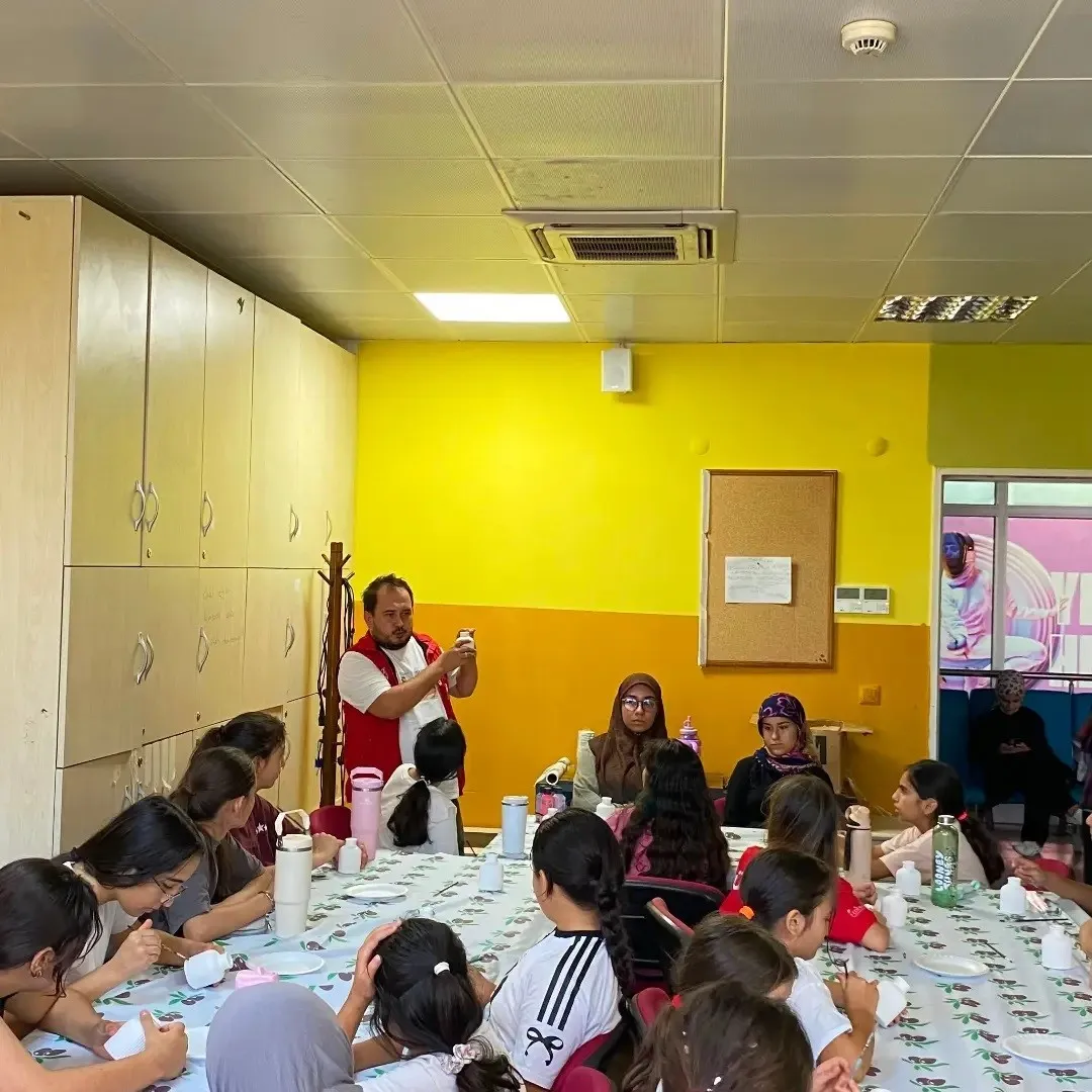Çamurdan hayallere uzanan yolculuk: Minik sanatçılar hünerlerini sergiledi