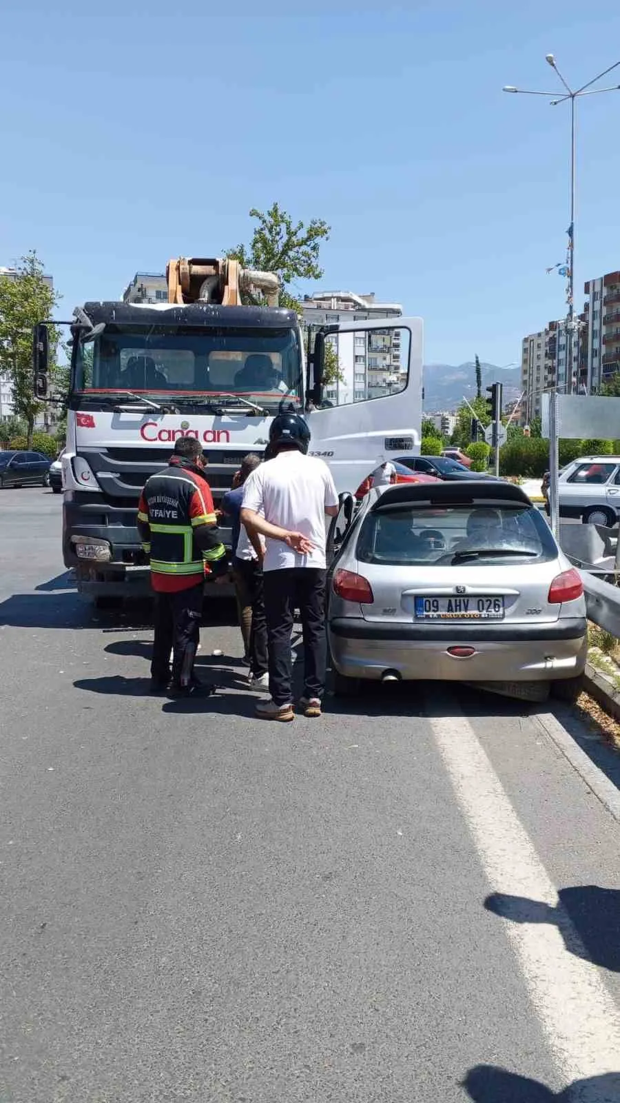 Efeler’de beton mikseri ile otomobil çarpıştı: İtfaiye ekipleri seferber oldu