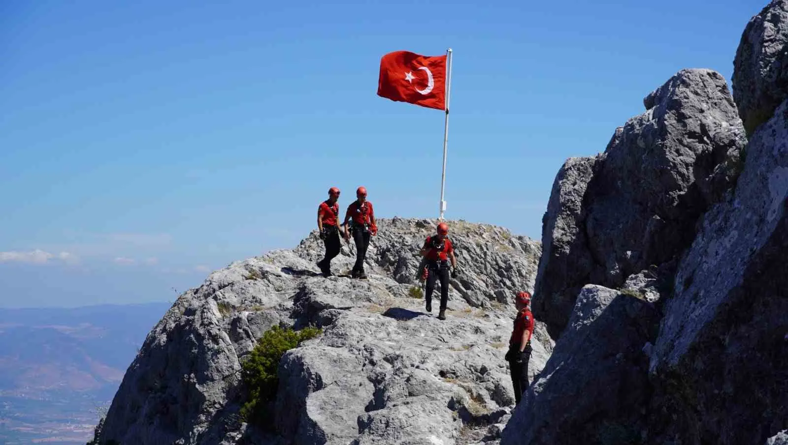 Spil Dağı’nın zirvesinde 15 Temmuz nöbeti: Şanlı bayrak dualarla yükseldi
