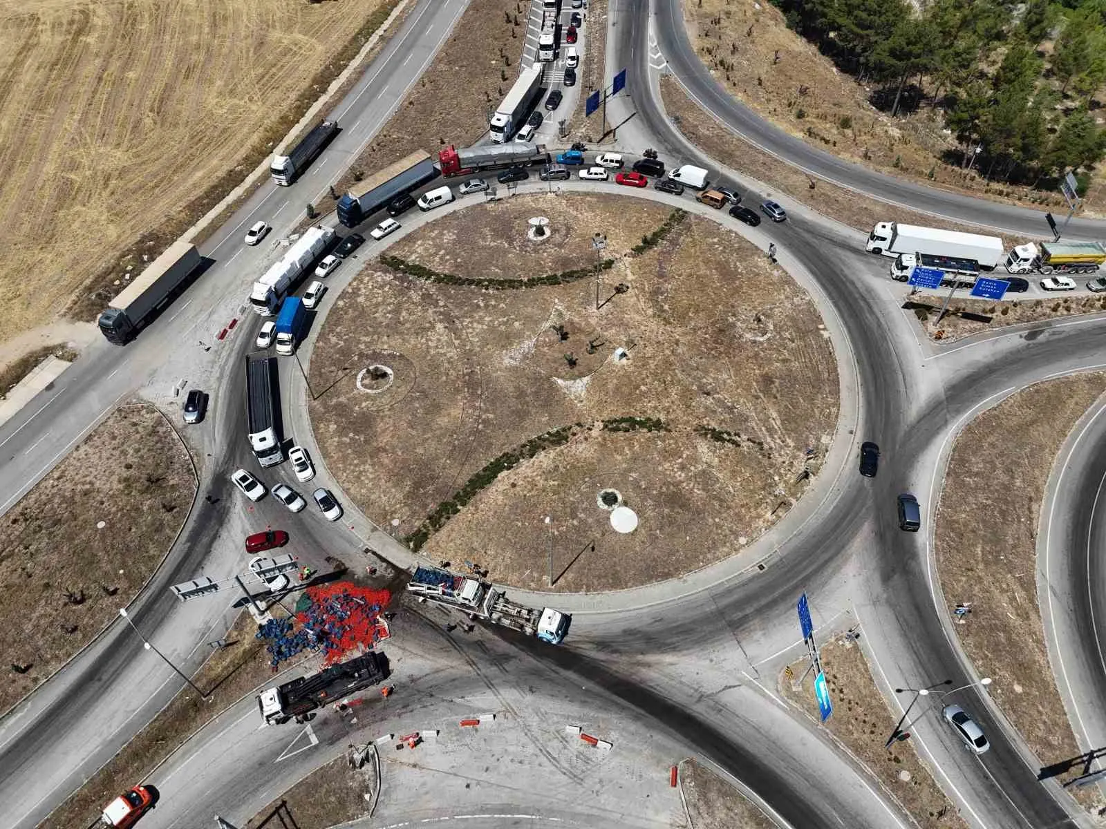 Uşak yolunda domates kazası: Çekiciden düşen kamyon trafiği kilitledi