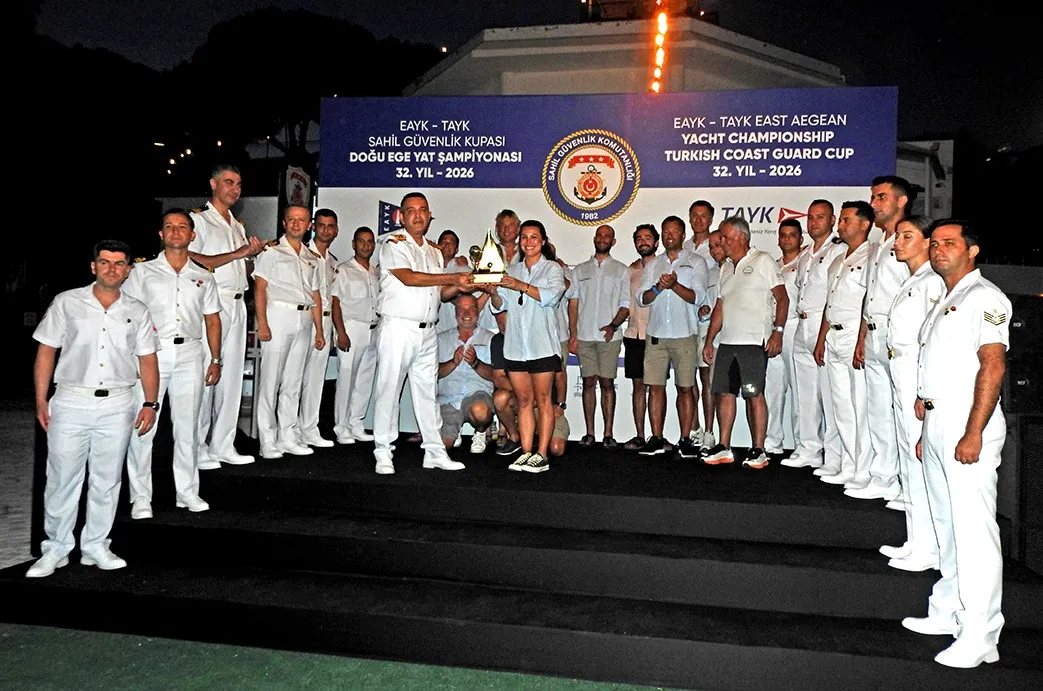 Çeşme’nin rüzgarlı sularında yelken heyecanı zirve yaptı: Şampiyonlar kupalarına kavuştu