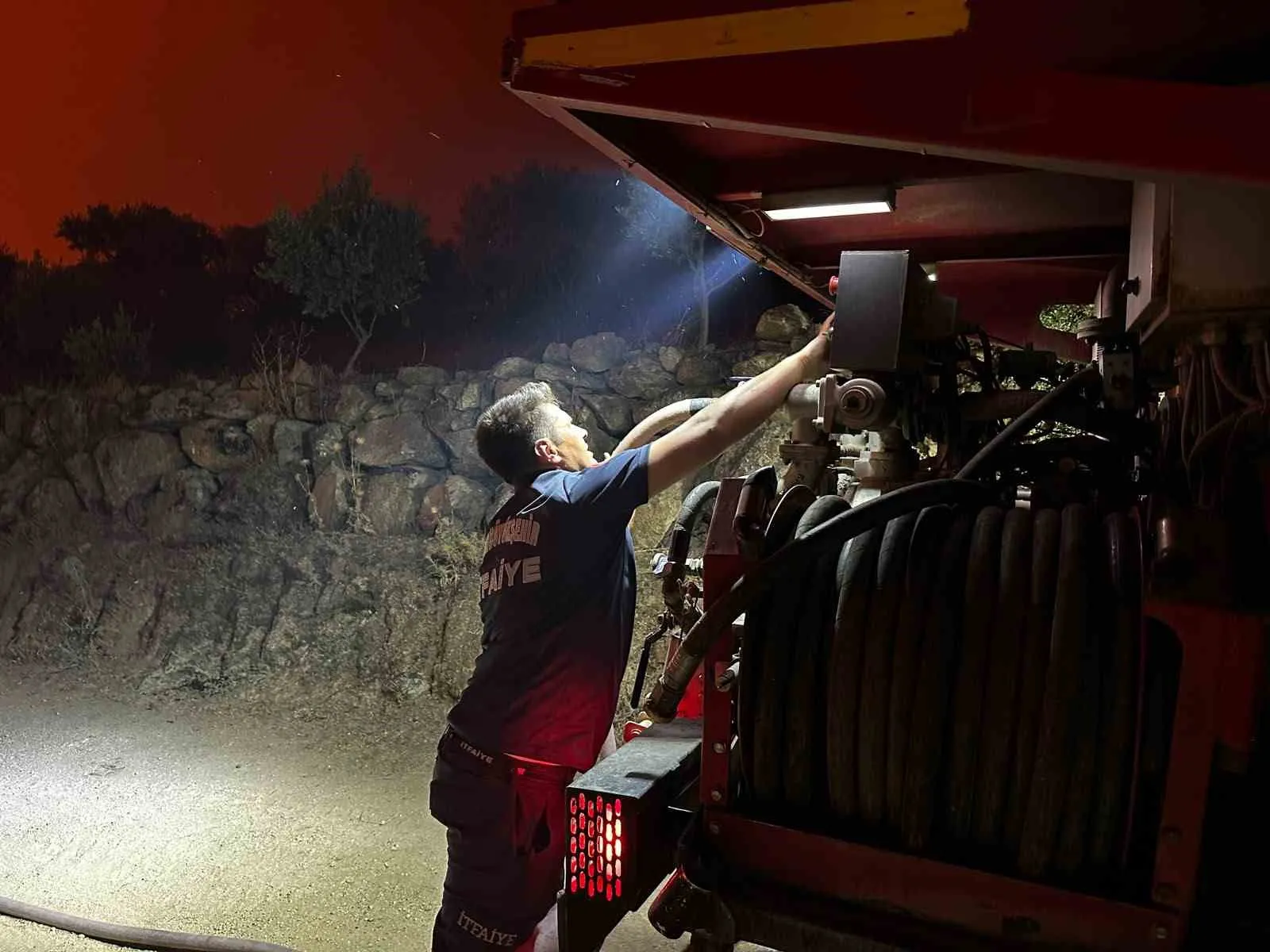 Çine’de orman yangını yerleşim yerinin kapısına dayandı: İtfaiye ekipleri Mutaflar’da teyakkuza geçti