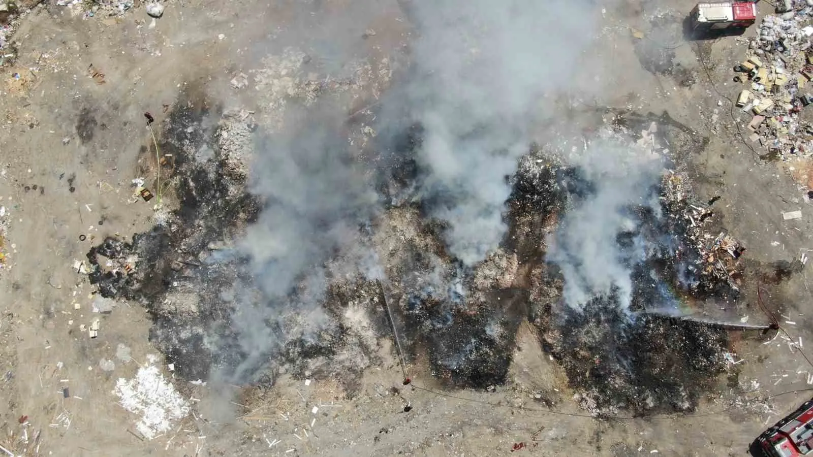 Buca’da sanayi bölgesinde bitmek bilmeyen çöp kabusu: Esnaf patlama tehlikesiyle yaşıyor