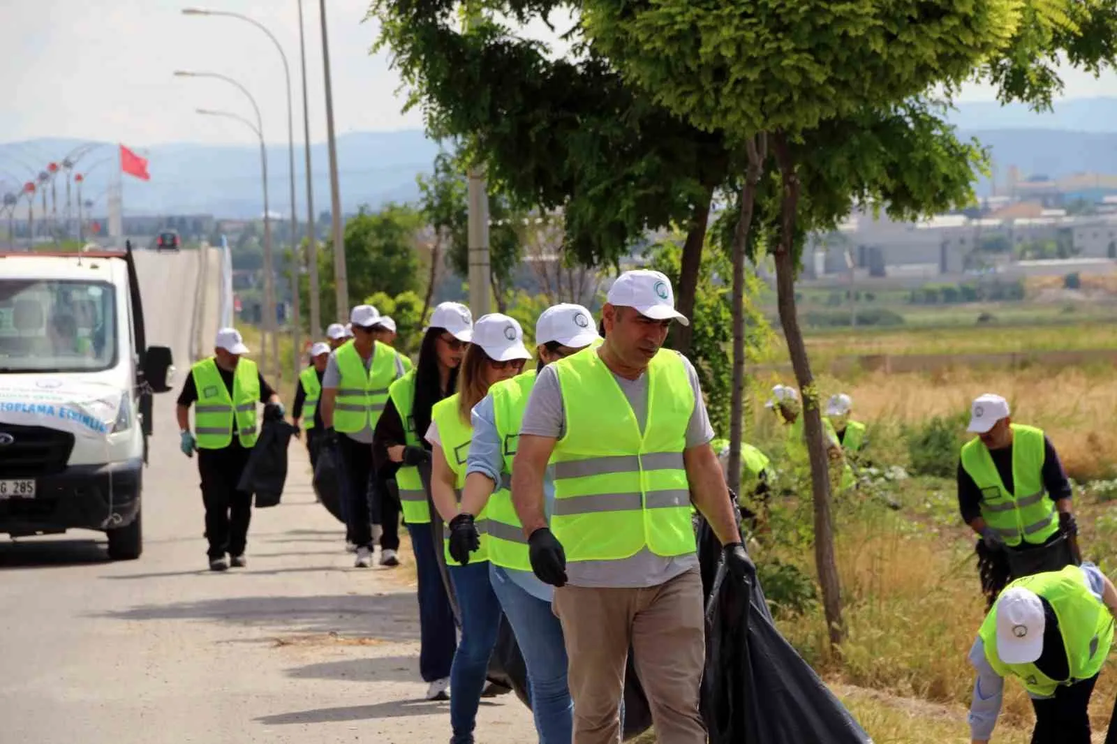 Kütahya OSB’de temizlik seferberliği: 100 gönüllü daha yaşanabilir bir çevre için sahaya indi