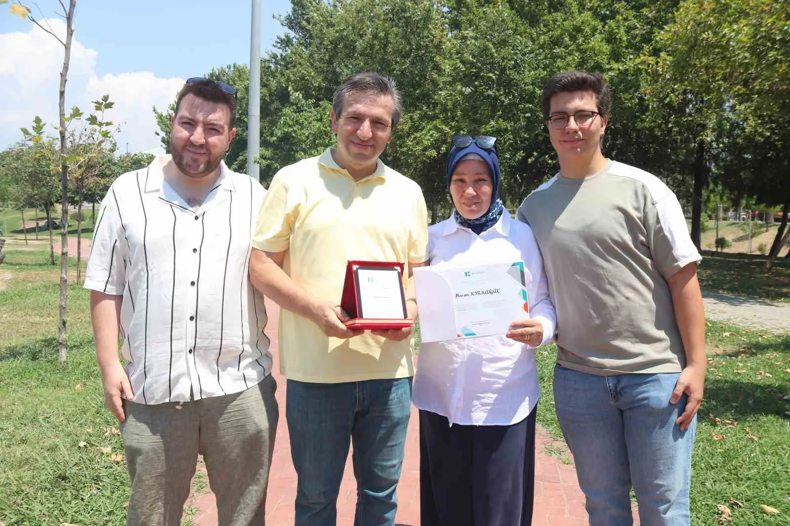 Oğlu tıp fakültesini kazandı, o ise üniversite birincisi oldu: 51 yaşında gelen büyük başarı