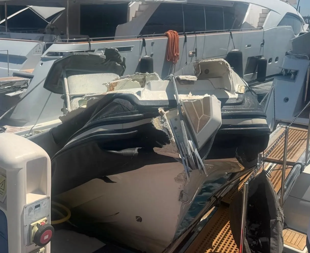 Bodrum'da korku dolu anlar: Temizlik yaparken kontrolden çıkan bot rıhtıma çakıldı