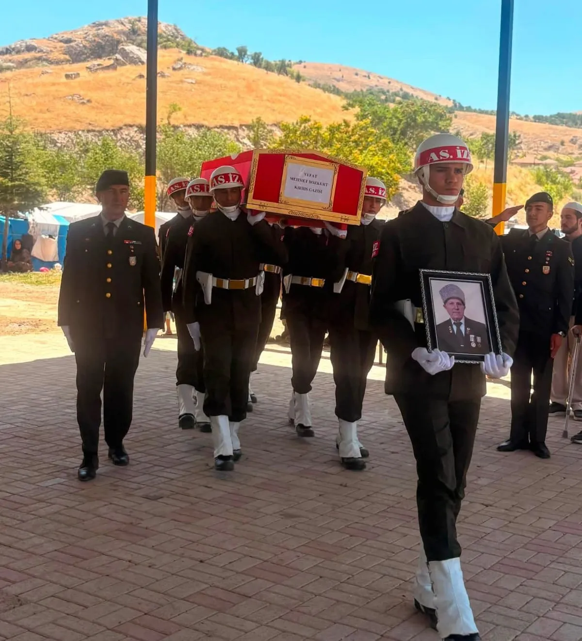 Şuhut kahramanını uğurladı: Kıbrıs gazisi Mehmet Bozkurt son yolculuğuna çıktı